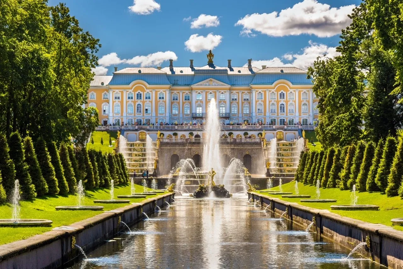 Весенний праздник фонтанов в Петербурге